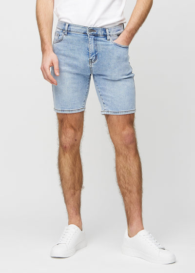 Lys denim middle-slim shorts, som sidder lige langs låret og slutter lige over knæet, set forfra.