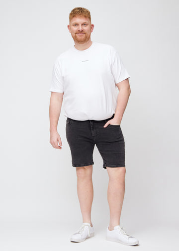 Fuldt billede af en plus-size model i mørkegrå denim regular middle shorts.
