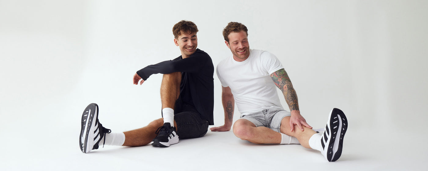 To mænd i lyse- og mørkegrå denim shorts