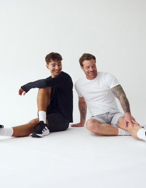 To mænd i lyse- og mørkegrå denim shorts fra Perfect Jeans.