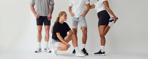 Kvinder og mænd iført shorts fra Perfect Jeans i en lysegrå og mørkegrå denim farve.
