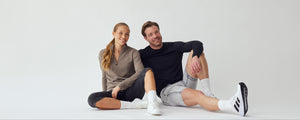 Mand og kvinde iført lyse- og mørkegrå denimprodukter fra Perfect Jeans.