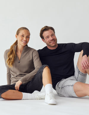 Mand og kvinde iført lyse- og mørkegrå denimprodukter fra Perfect Jeans.