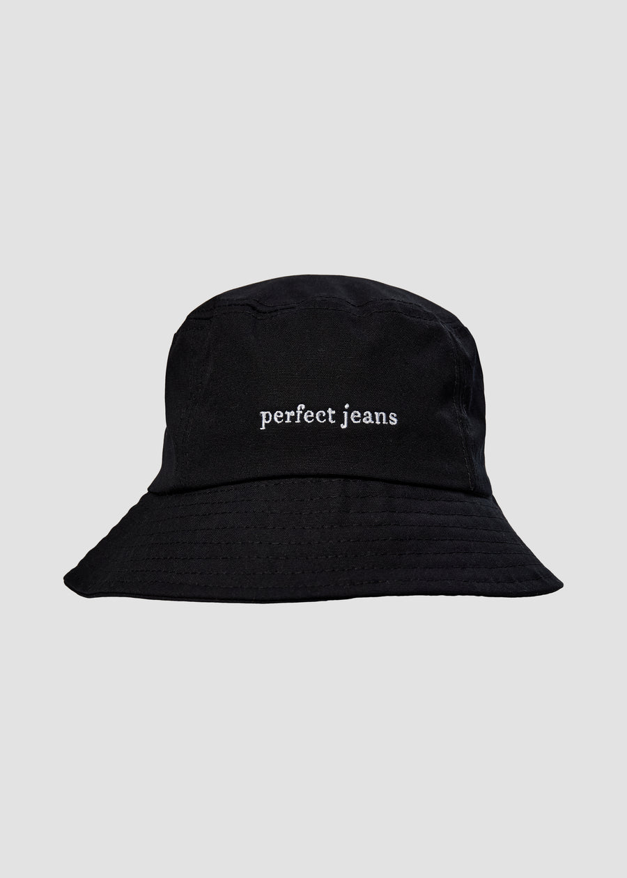 Sort bøllehat fra Perfect Jeans, med hvidt logo foran.