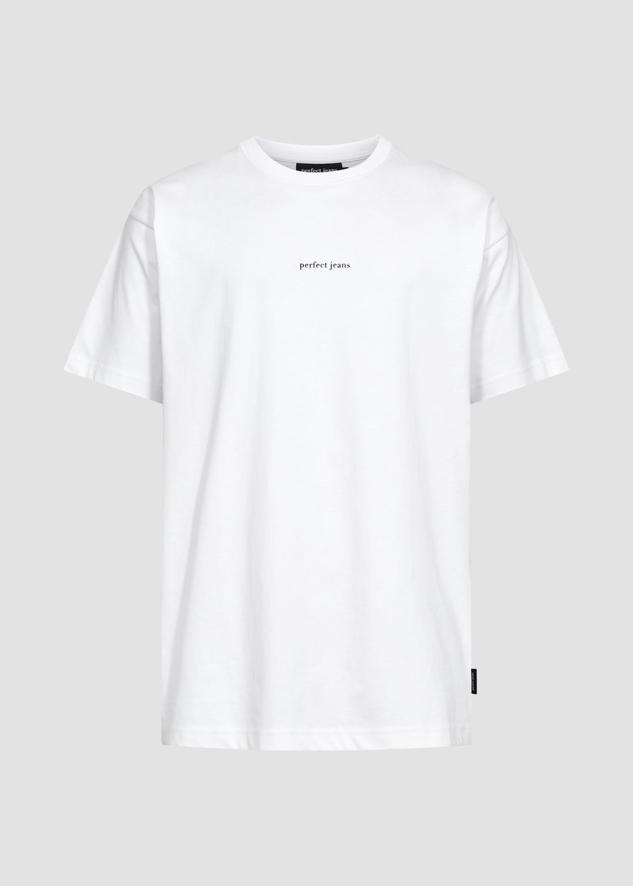 Hvid unisex t-shirt fra Perfect Jeans, med sort logo midt på brystet, set forfra.