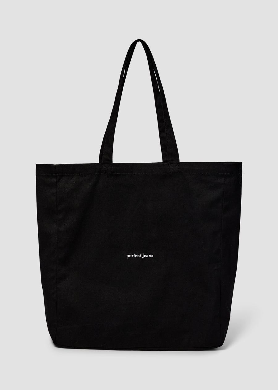 Sort mulepose fra Perfect Jeans med hvidt logo foran.