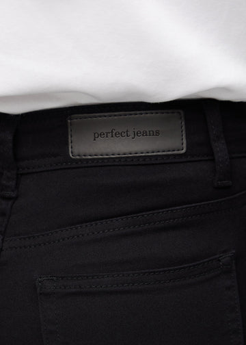 Baglommen på et par sorte regular middle shorts, hvor man kan se logoet.