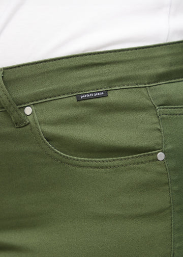 Forlommen på et par mørkegrønne slim jeans, hvor man kan se logoet på en plus-size model.