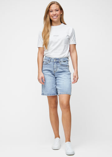 Model viser lyseblå denim shorts til kvinder i farven Waves med loose pasform i bevægelse.