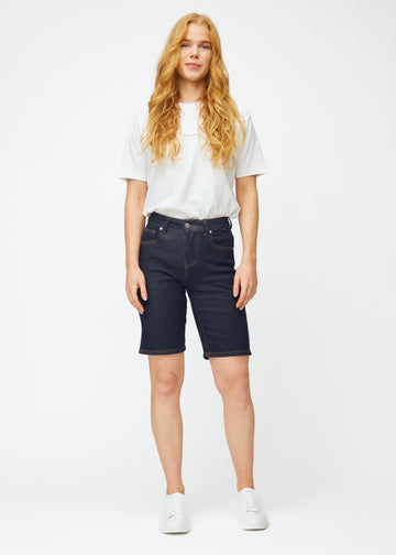 Model viser dyb mørkeblå denim shorts til kvinder i farven Midnights med regular pasform i bevægelse.